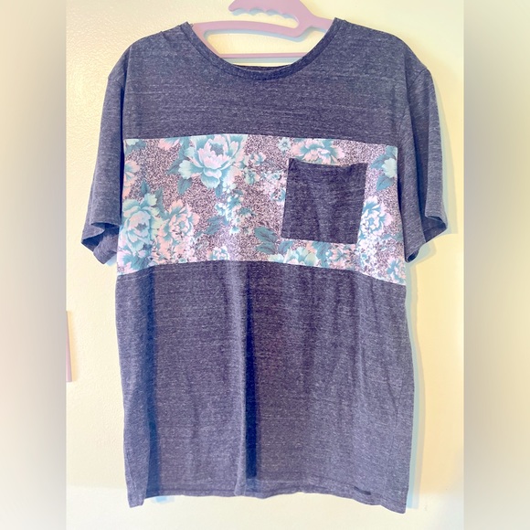 On The Byas Gray Pocket Tee Horizontal Front Floral Graphic Pattern T-Shirt. M - Picture 4 of 9
